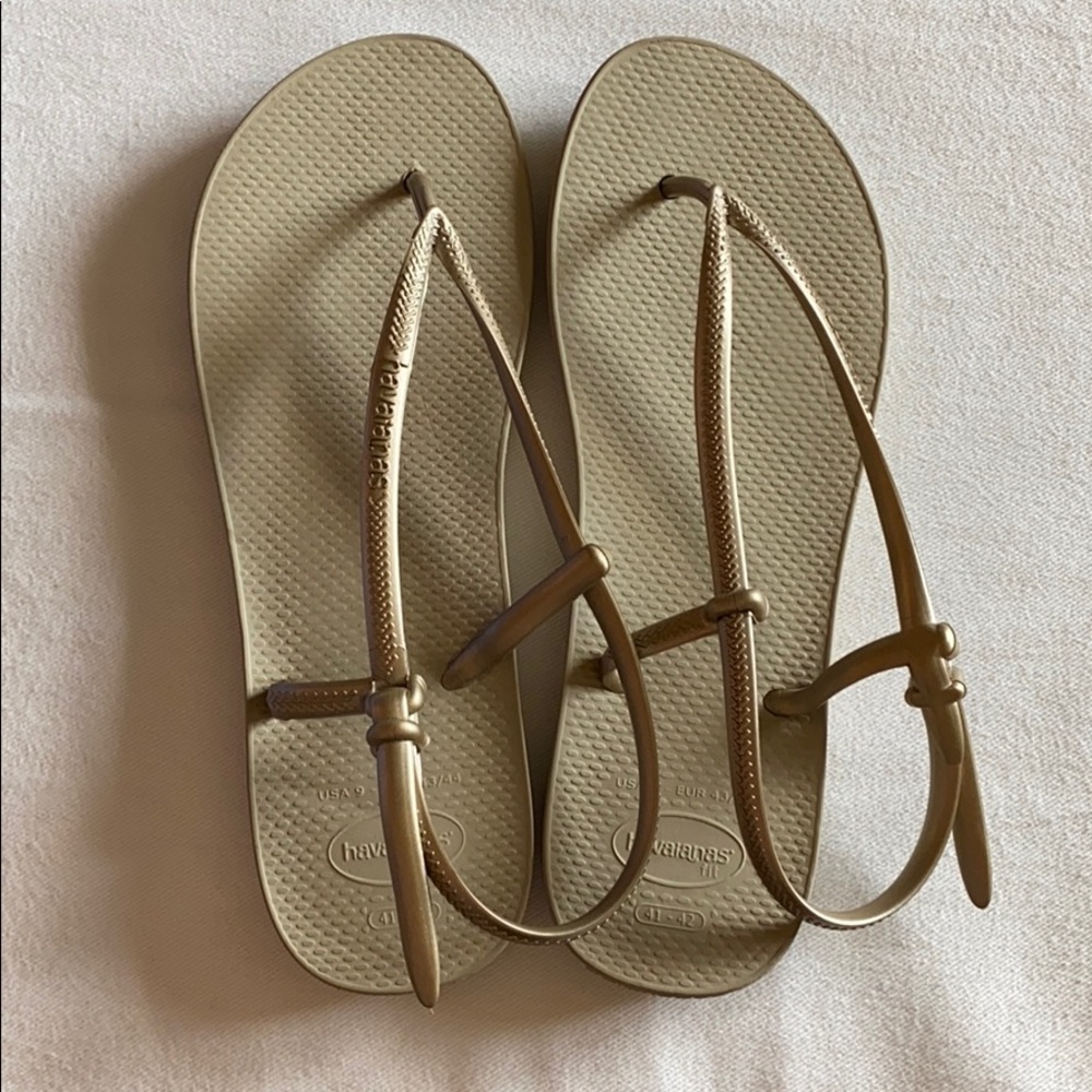 Havianas Gold Flip Flips (Size 9, 34/34)